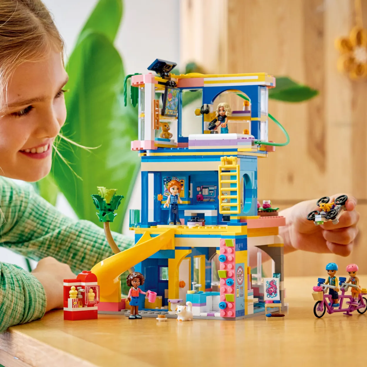 LEGO Friends 42689 Heartlake Cityn ystävysten kerhotalo