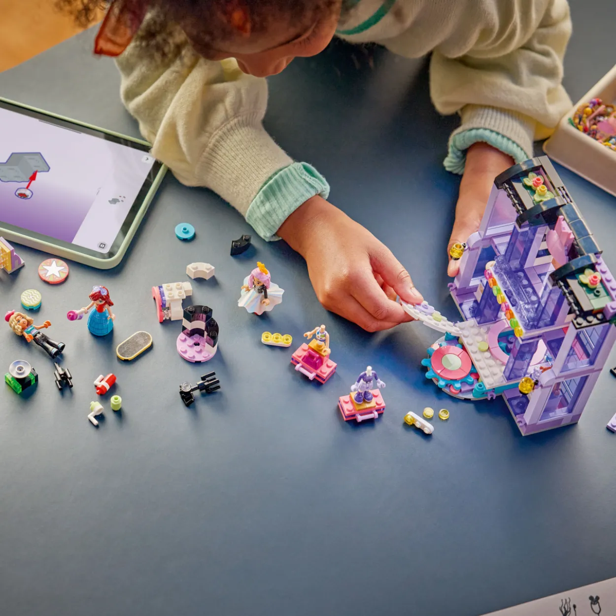 LEGO Friends 42685 Heartlake Cityn muotinäytös