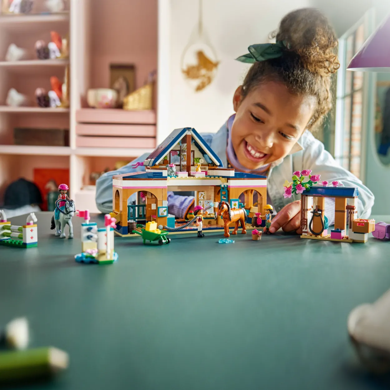 LEGO Friends 42688 Hevostalli ja ratsastuskoulu