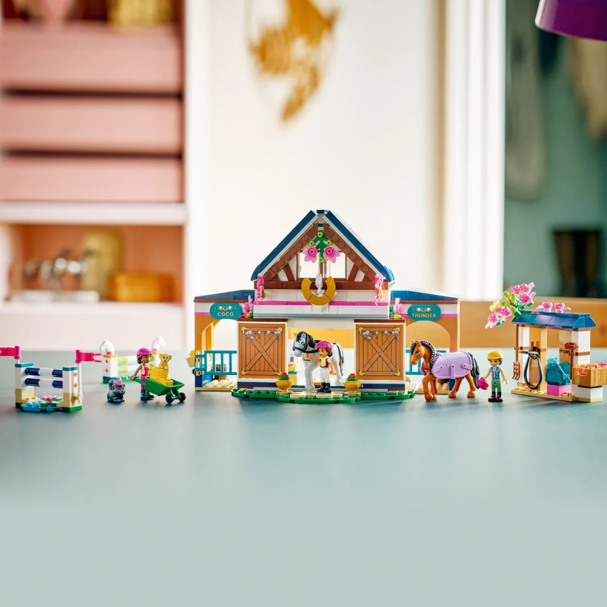 LEGO Friends 42688 Hevostalli ja ratsastuskoulu